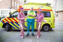 De mannen en vrouwen van de Amsterdamse Ambulance Dienst mogen ook wel eens in het zonnetje gezet worden, gelukkig waren zij voor ons feestje niet nodig